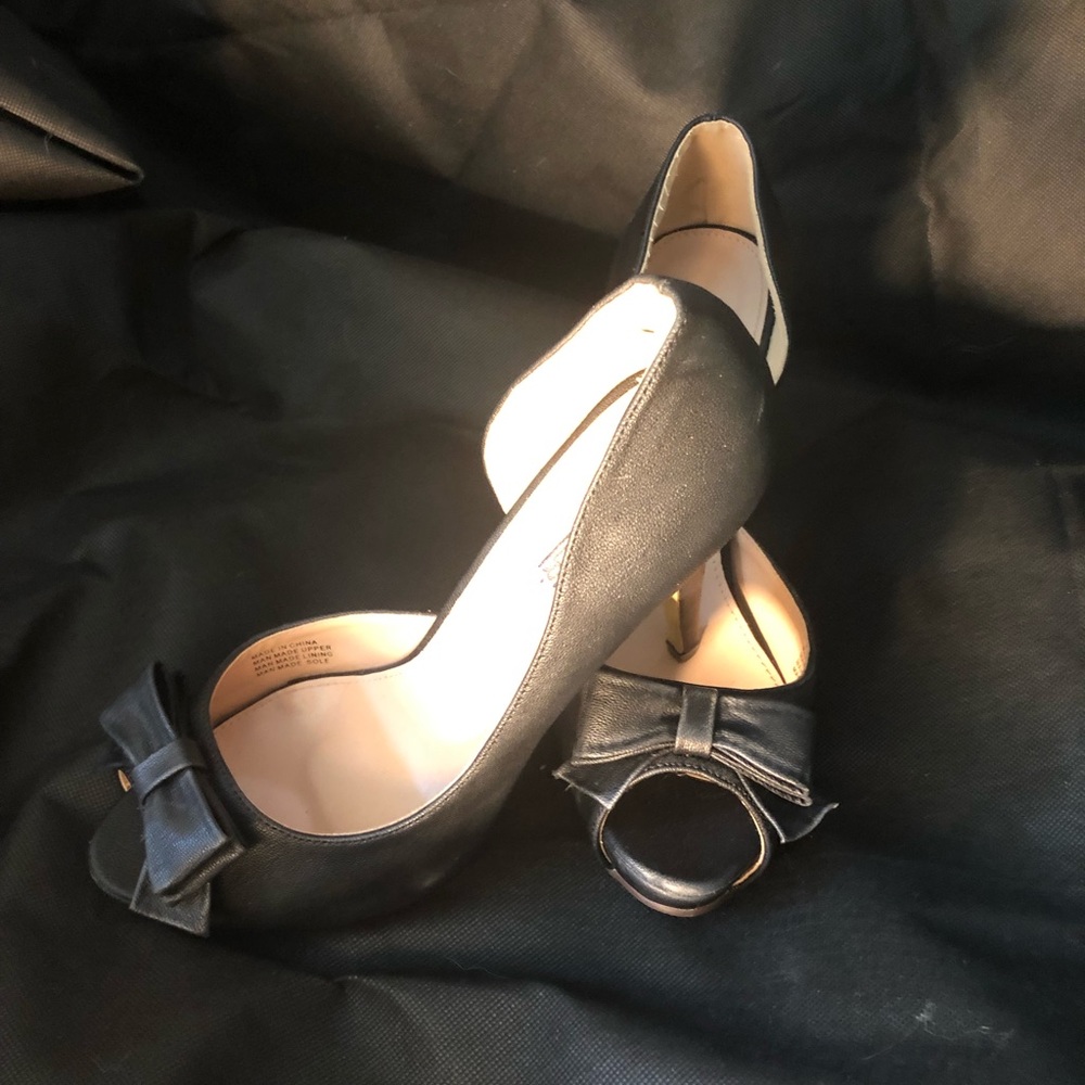 Pinup style pumps with bows